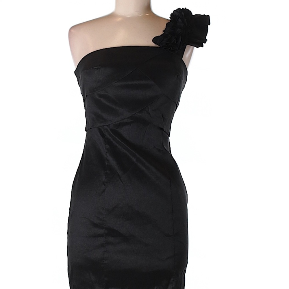 Daisy One-Shoulder Short Black Dress